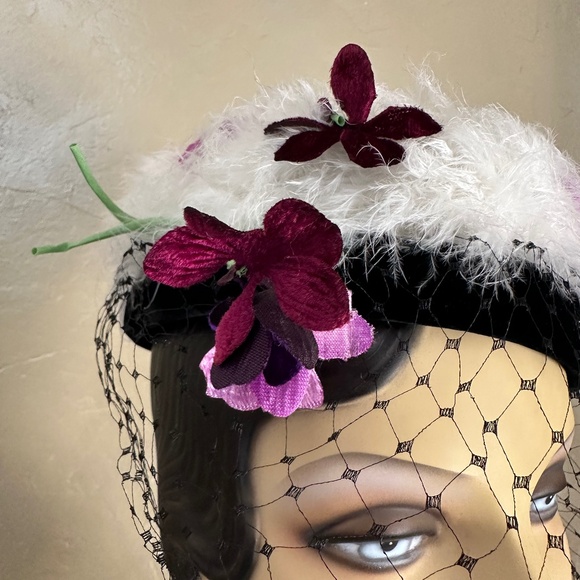 PRECIOUS 1950s\' WHITE FEATHER TAM - BLACK VELVET EDGING & PURPLE  \